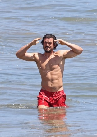 Oh My God! Orlando Bloom's Sweaty, Shirtless Workout Is a Must-See, According to Us Weekly