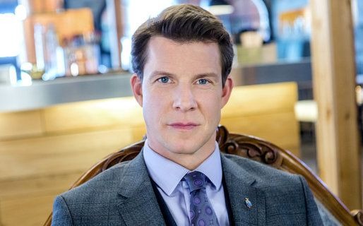 Who Is Eric Mabius Dating