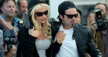 lily james as pamela anderson sebastian stan as tommy lee in pam and tommy 1641465753