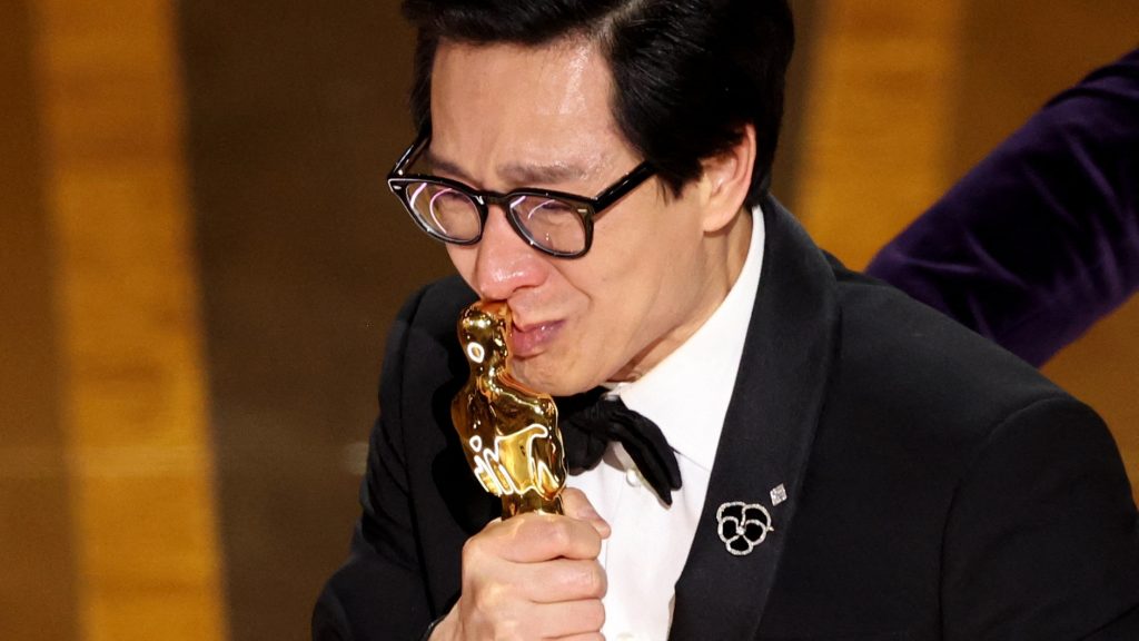 Ke Huy Quan receiving Oscar