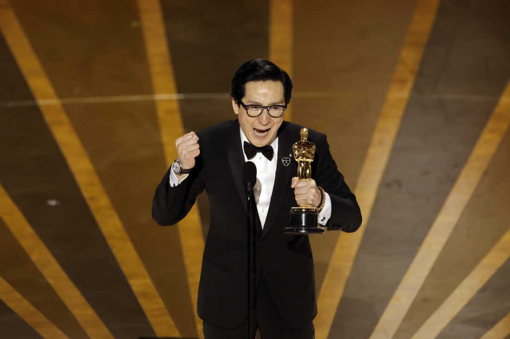 Ke Huy Quan receiving Oscar 