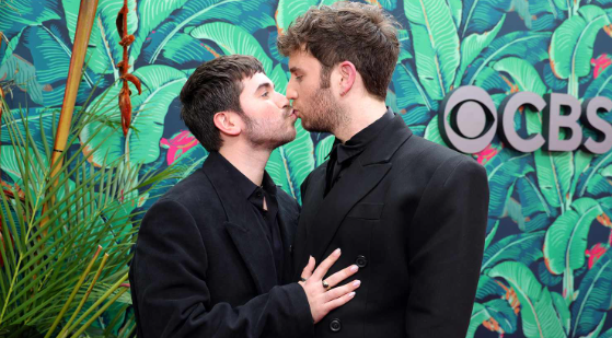 Ben Platt and Noah Galvin's Adorable Red Carpet Kiss at the Tony Awards