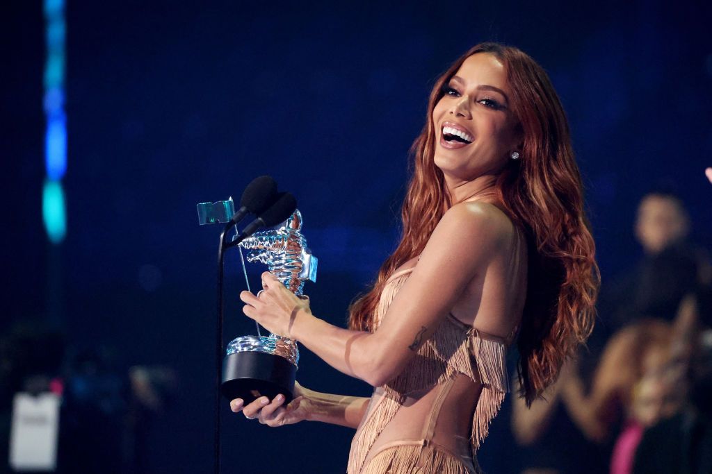 anitta accepts the best latin award for funk rave onstage news photo 1694574704 1