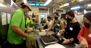 'Meals on Wheels' Volunteers Spread Christmas Cheer to Homebound Kupuna in Hawaii